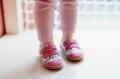 Stopki-dziecka-w-tenisowkach-TITOT-Rainbow-Unicorn-z-fioletowymi-zamszowymi-detalami..webp